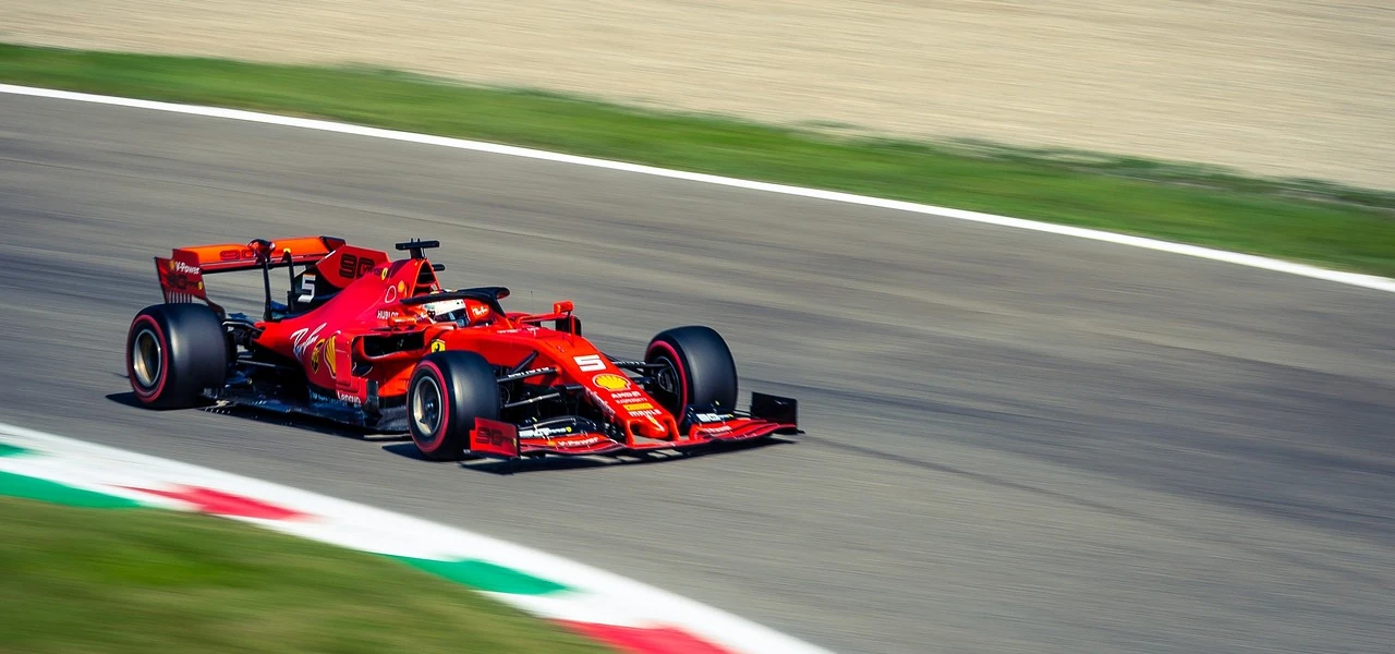 Ein Formel-1-Rennwagen von Ferrari fährt durch eine Kurve