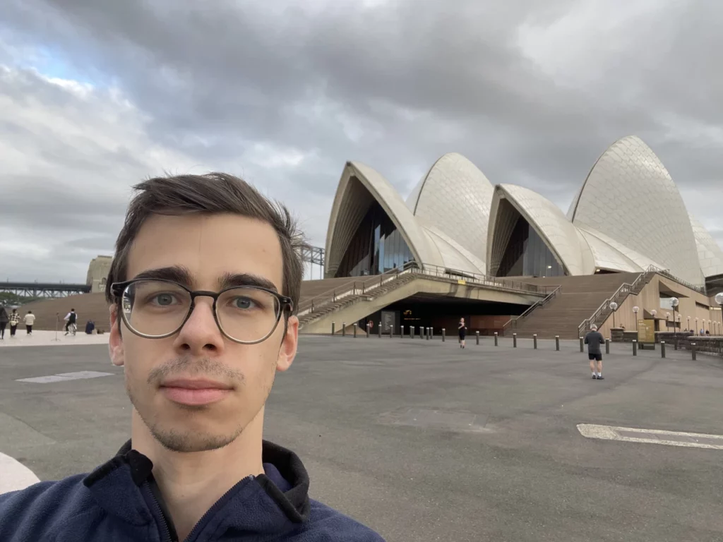 Der Inhaber von Worldfarer Touristik steht vor dem Sydney Opera House in Australien