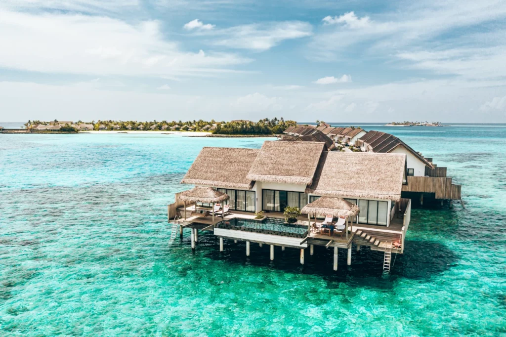 Eine Überwasser-Villa inmitten den türkisblauen Ozeans auf den Malediven