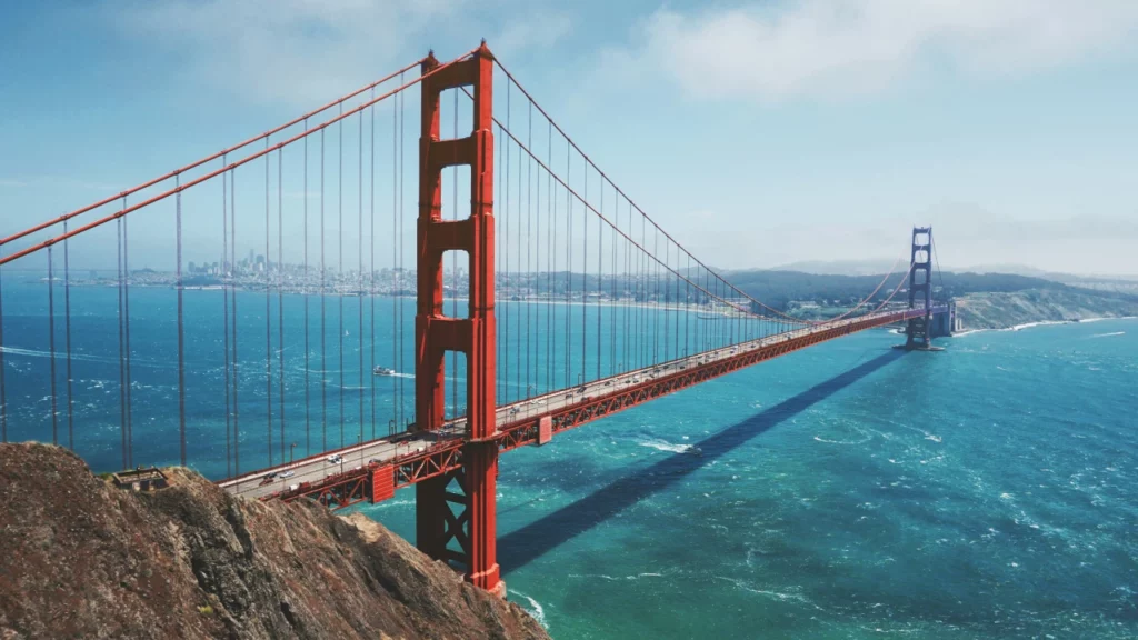 Die Golden Gate Bridge erstreckt sich über die Golden-Gate-Meerenge in San Francisco