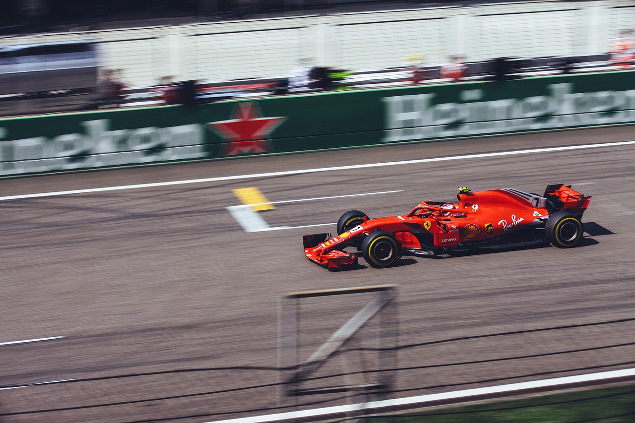 Ein Ferrari-F1-Auto fährt auf der Start-Ziel-Geraden