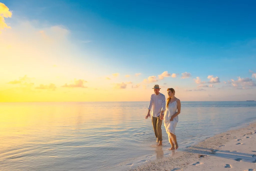 Ein Liebespaar spazert am Strand auf den Malediven